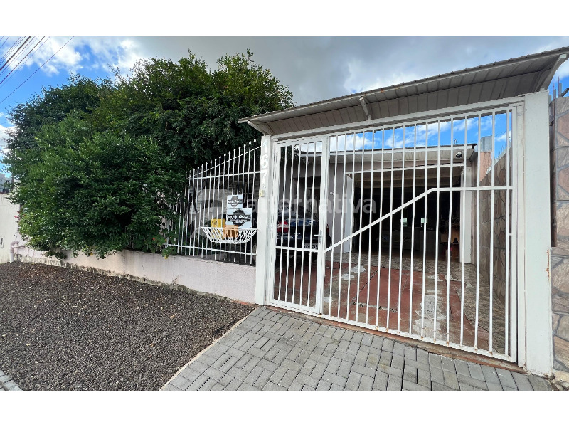 Casa à venda com 3 dormitórios, 3 banheiros, 1 vaga de garagem e 121m² de área privativa no bairro Jardim América