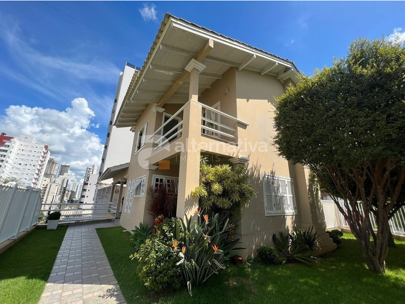 Casa à venda com 5 dormitórios, 2 banheiros, 3 vagas de garagens e 353m² de área privativa no bairro Centro