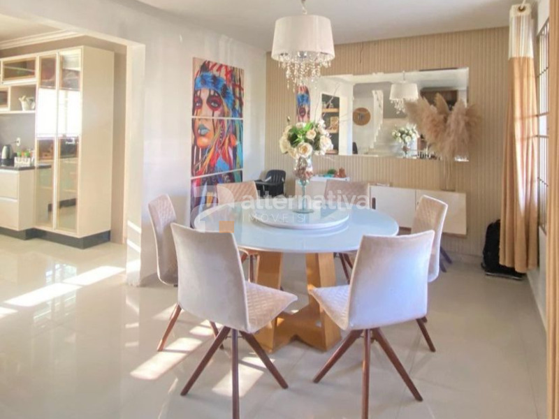 Casa à venda com 4 dormitórios, 2 banheiros, 2 vagas de garagens e 311m² de área privativa no bairro São Cristóvão