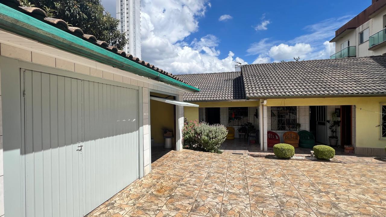 Casa à venda com 4 dormitórios, 3 banheiros, 2 vagas de garagens e 165m² de área privativa no bairro São Cristóvão