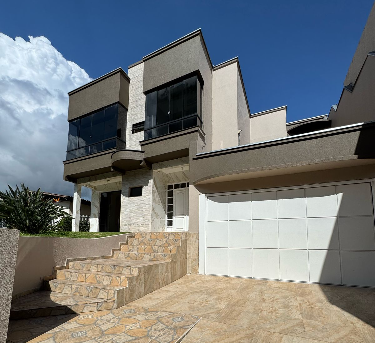 Casa à venda com 5 dormitórios, 6 banheiros, 2 vagas de garagens e 310m² de área privativa no bairro Centro