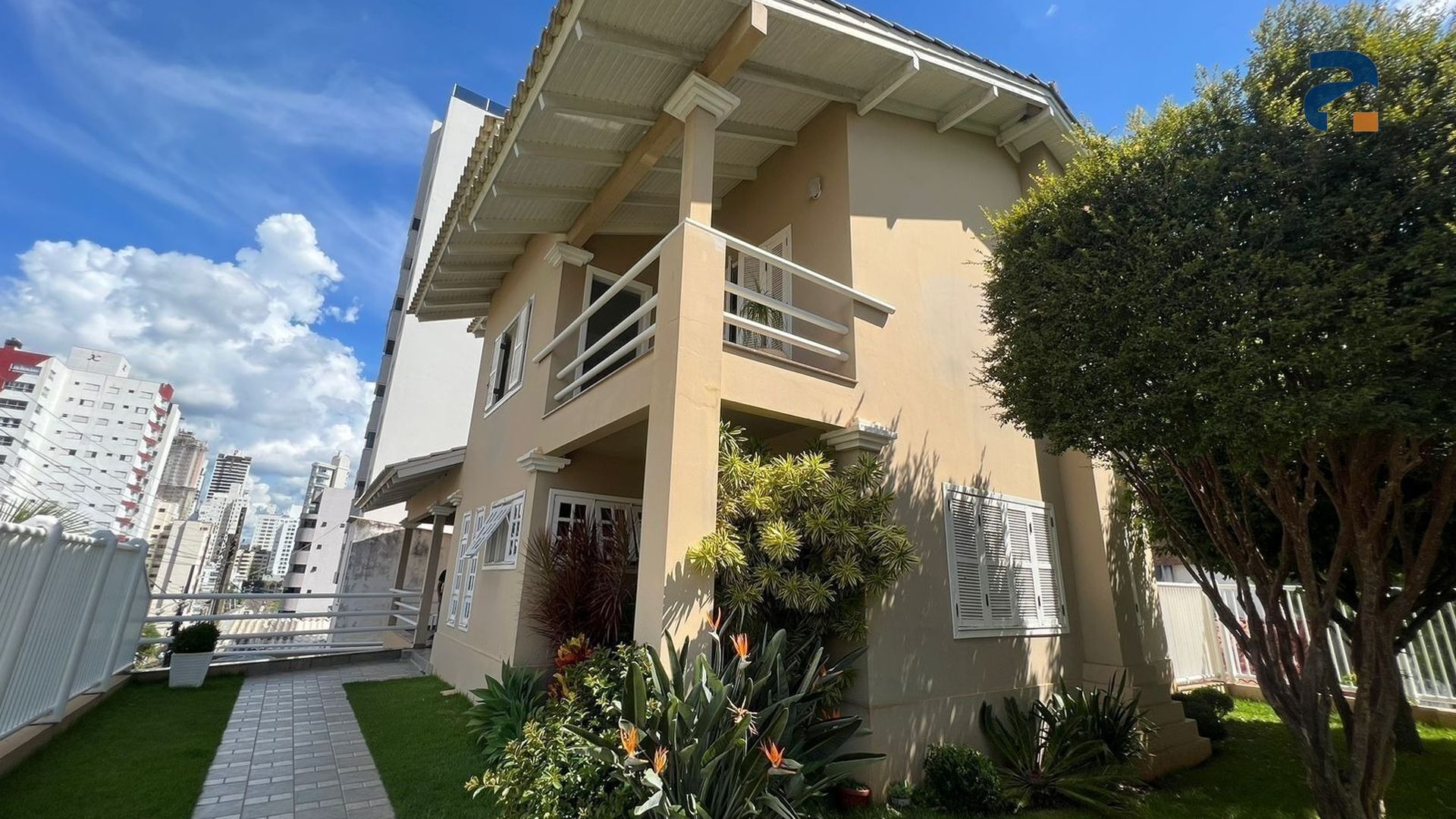 Casa à venda com 5 dormitórios, 1 banheiro, 3 vagas de garagens e 300m² de área privativa no bairro Centro