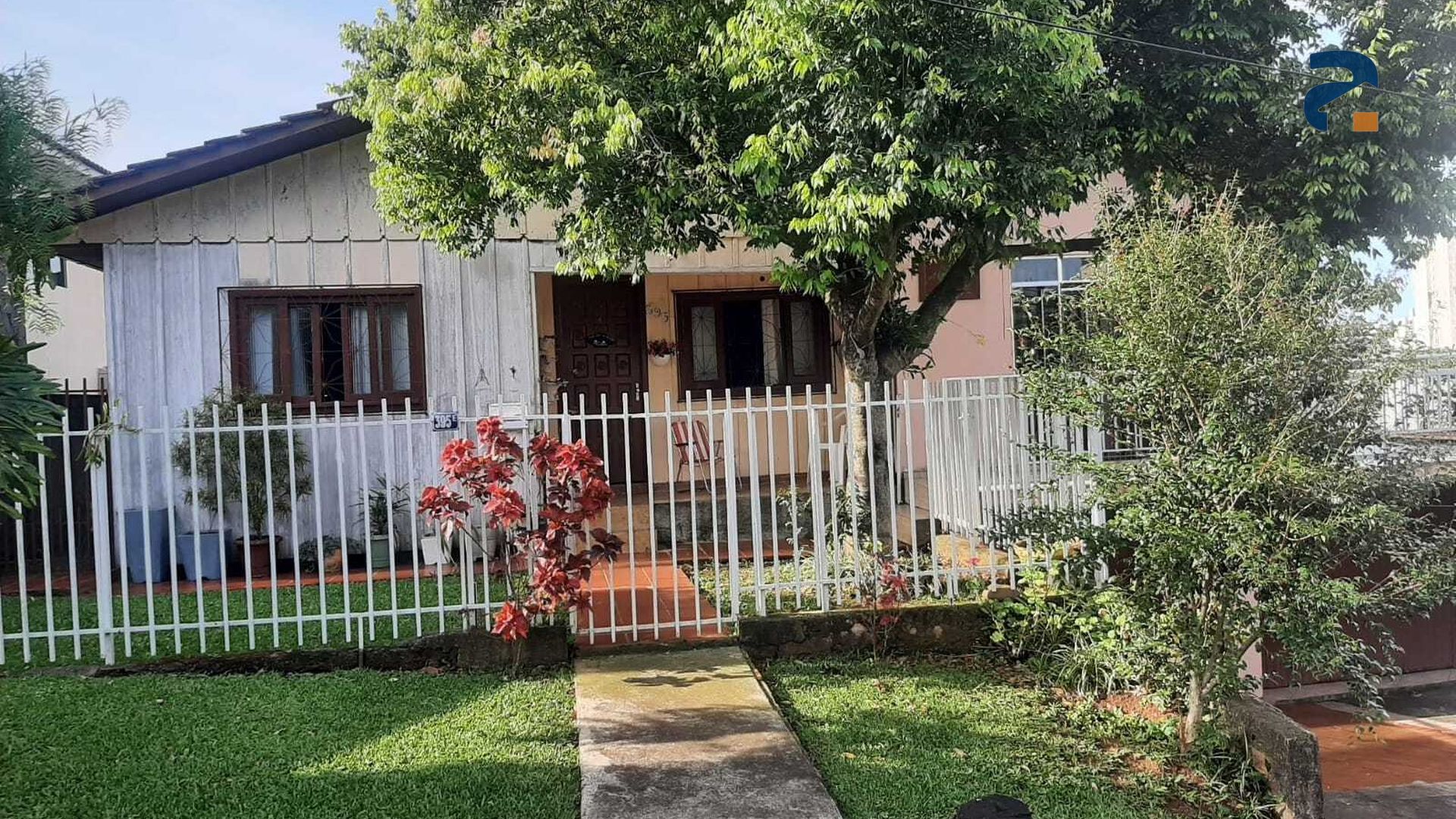 Casa à venda com 4 dormitórios, 2 banheiros, 2 vagas de garagens e 97m² de área privativa no bairro Santa Maria