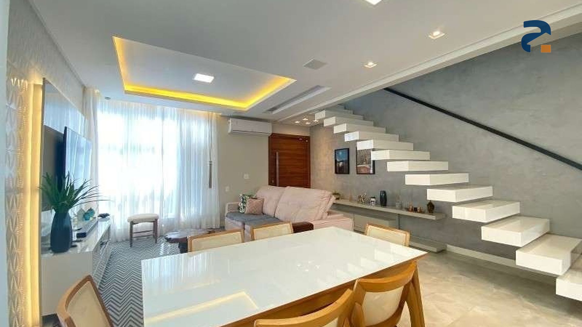 Casa à venda com 4 dormitórios, 1 banheiro, 2 vagas de garagens e 230m² de área privativa no bairro Bom Retiro