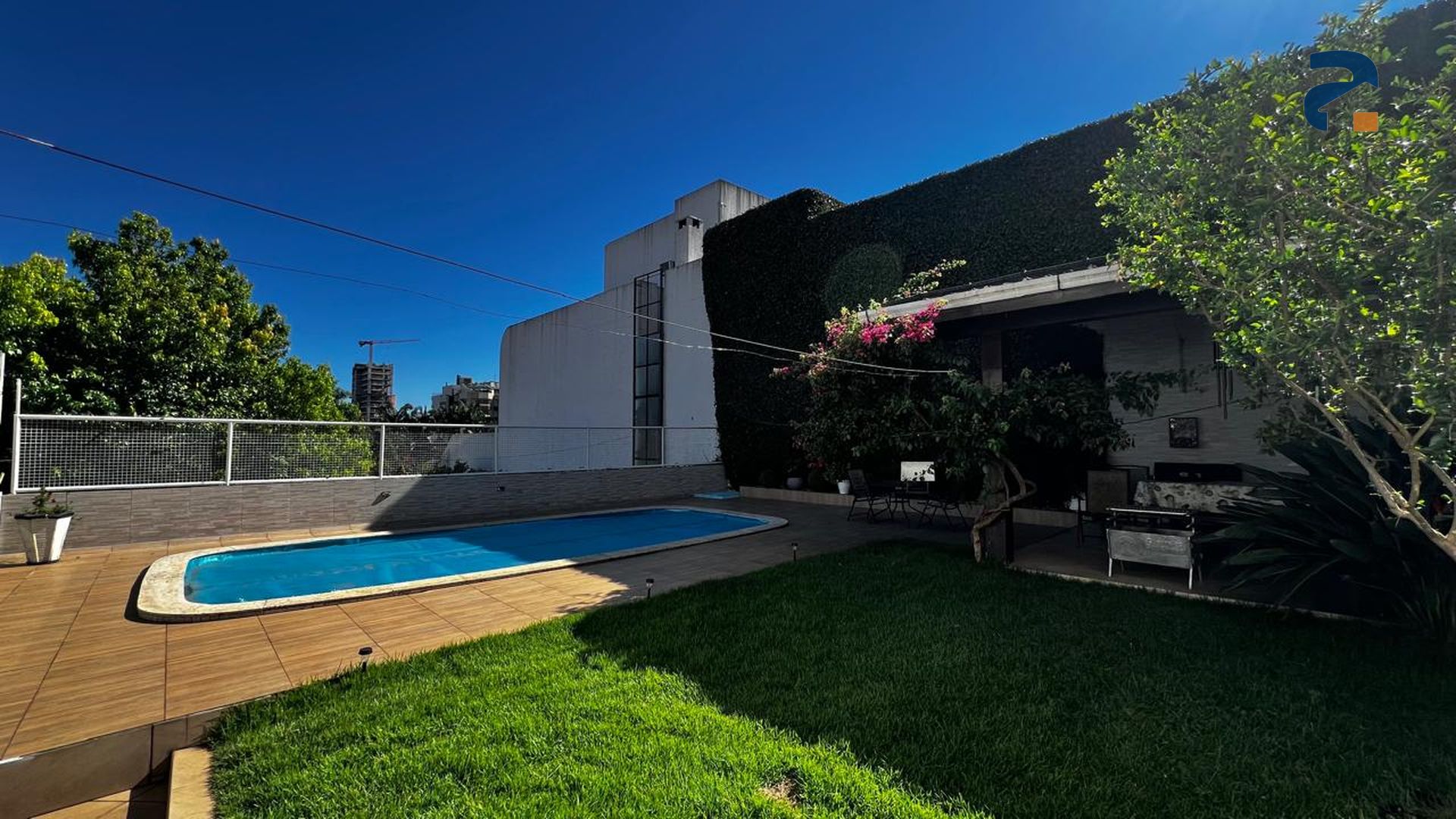 Casa para alugar com 4 dormitórios, 3 banheiros, 4 vagas de garagens e 465m² de área privativa no bairro Centro