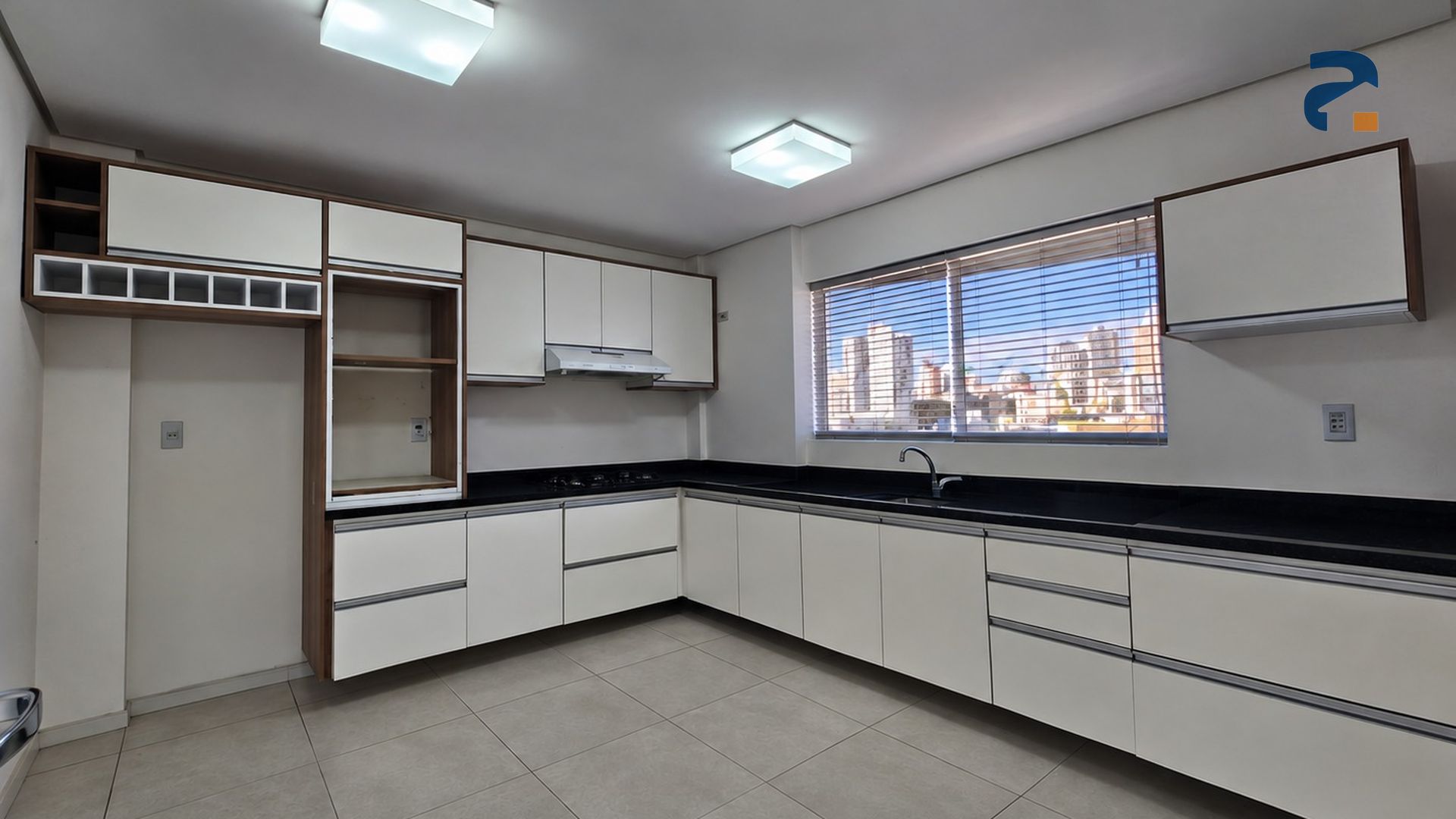 Apartamento para alugar com 3 dormitórios, 1 banheiro, 2 vagas de garagens e 220m² de área privativa no bairro Efapi