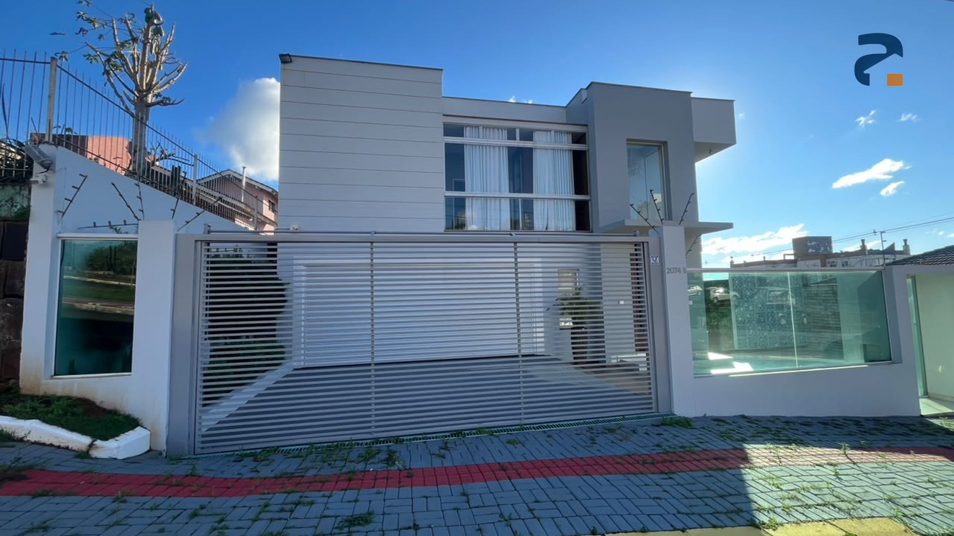 Casa à venda com 3 dormitórios, 3 banheiros, 4 vagas de garagens e 270m² de área privativa no bairro Universitário