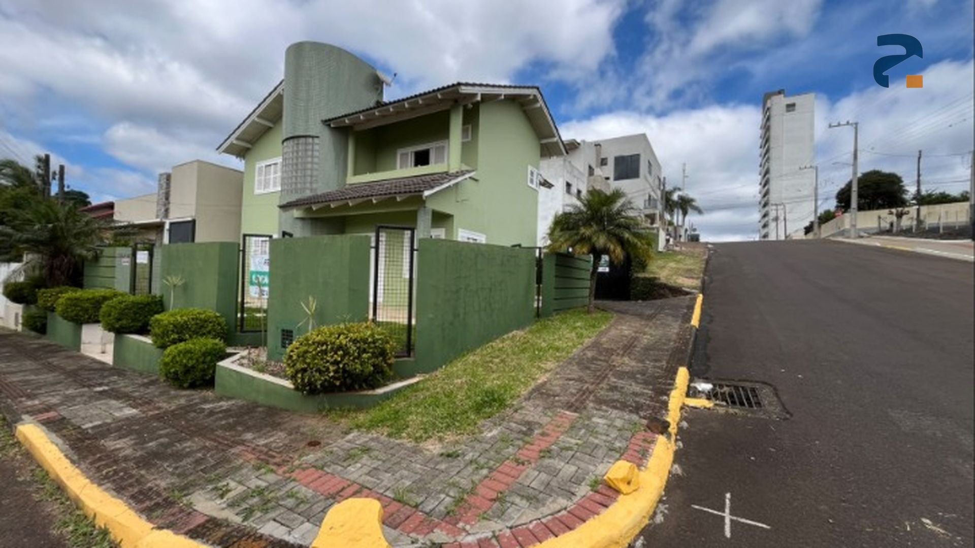 Casa para alugar com 4 dormitórios, 2 banheiros, 4 vagas de garagens e 209m² de área privativa no bairro Passo dos Fortes